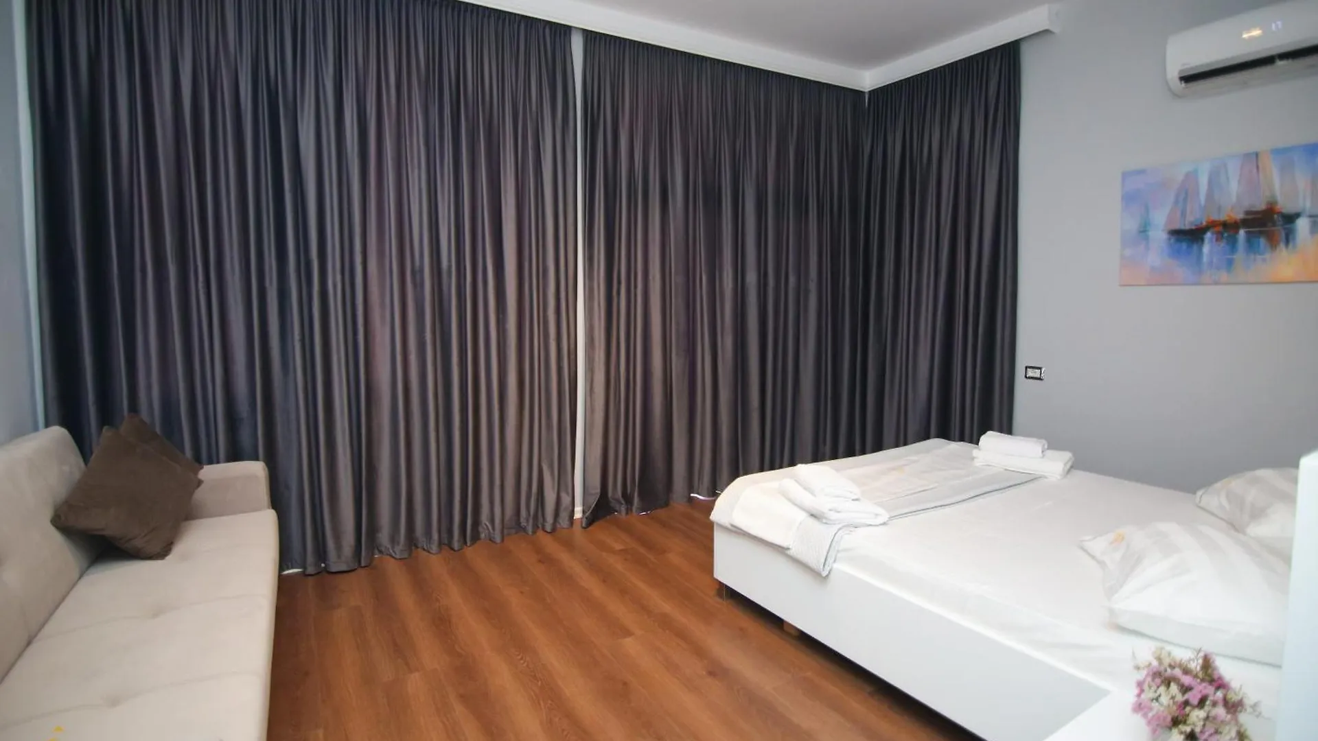 Hotel The Hart Vlorë 3*,